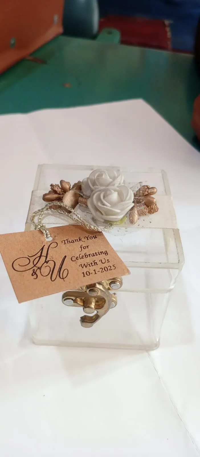Acrylic favor boxes - elegant clear boxes with floral decorations and tags